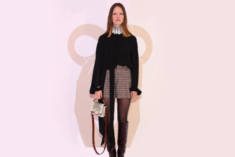 Come abbinare shorts e stivali? La combo di Mia Goth è chic al punto giusto