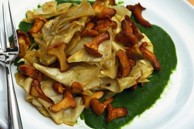 Maltagliati ai funghi e salsa verde
