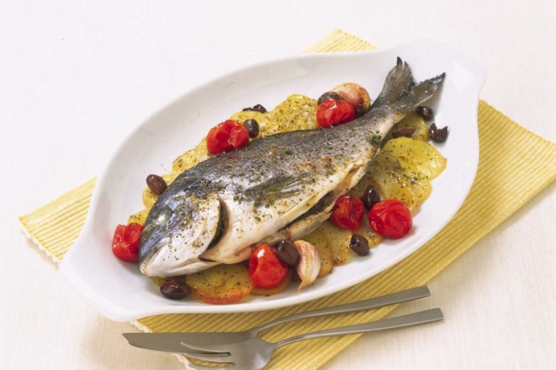 Orata al forno con patate e pomodorini