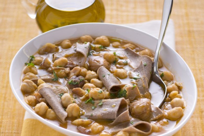 Zuppa di maltagliati con ceci e castagne