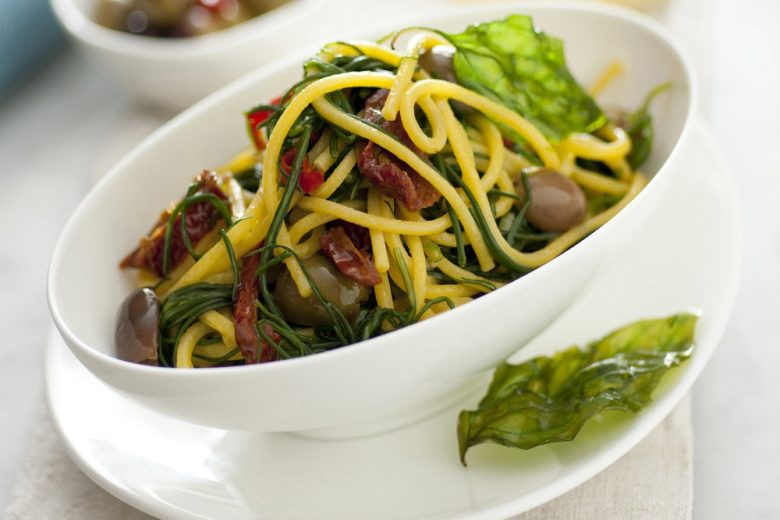 Spaghetti con agretti e olive