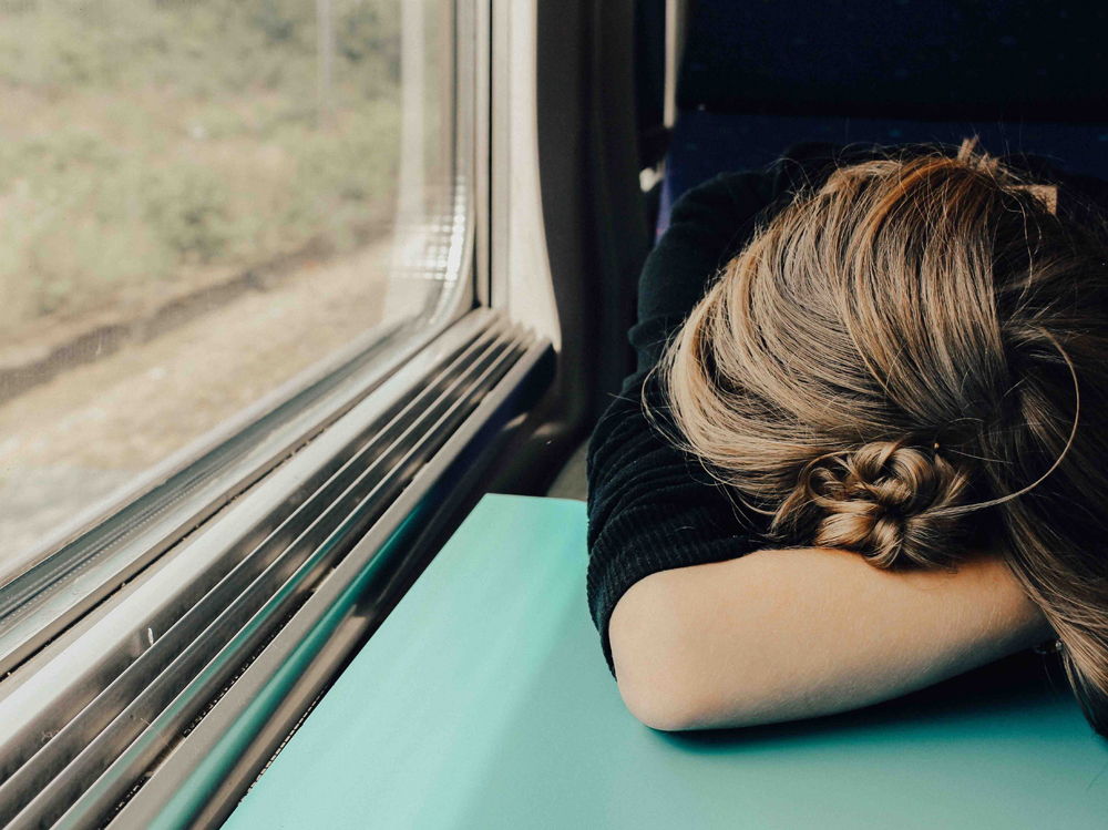 07-ragazza-dorme-in-treno