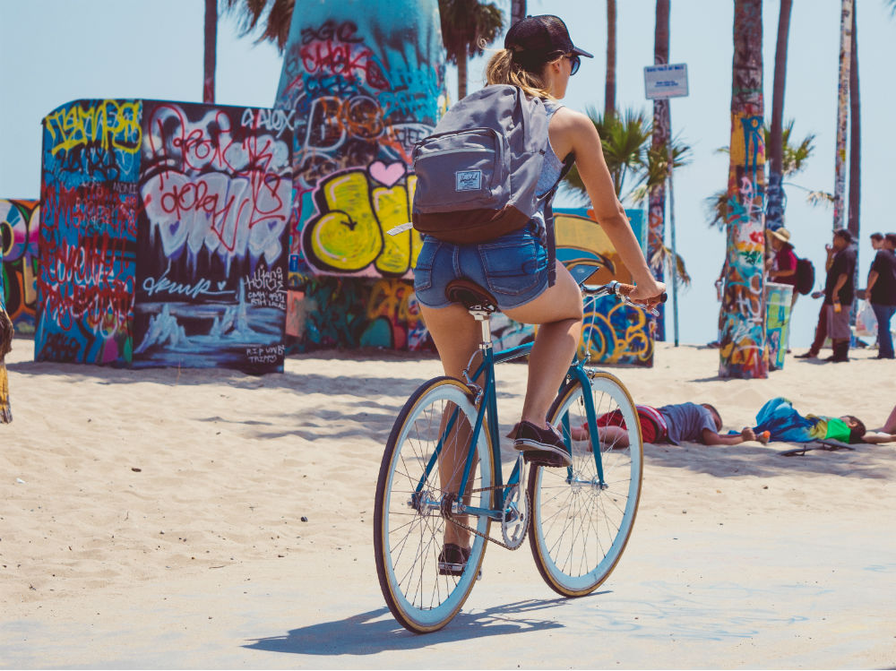 bicicletta donna spiaggia