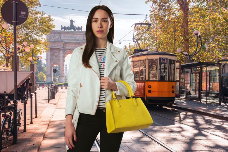 Trussardi Jeans racconta l’iconica T-TOTE Bag in un video con Aurora Ramazzotti
