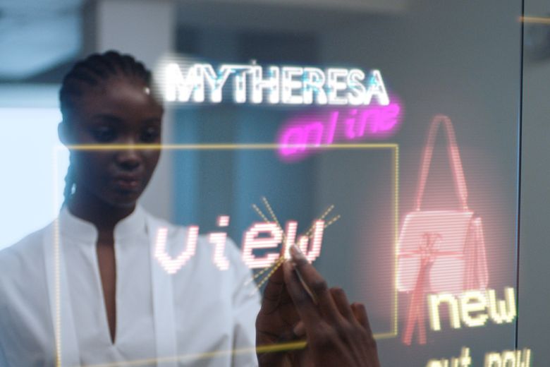 Mytheresa e Valentino Garavani lanciano un film in realtà aumentata per la borsa VRING