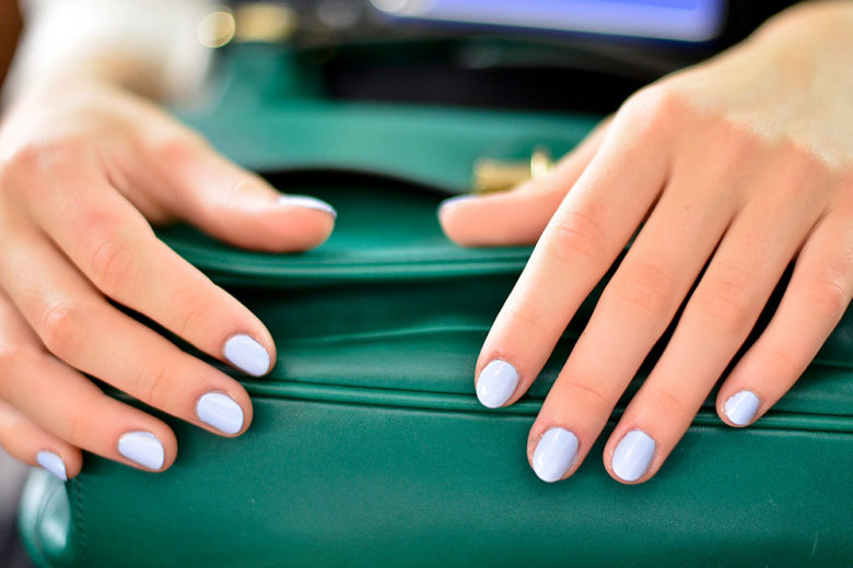 Dip powder manicure: cos’è e come funziona la tecnica dello smalto in polvere