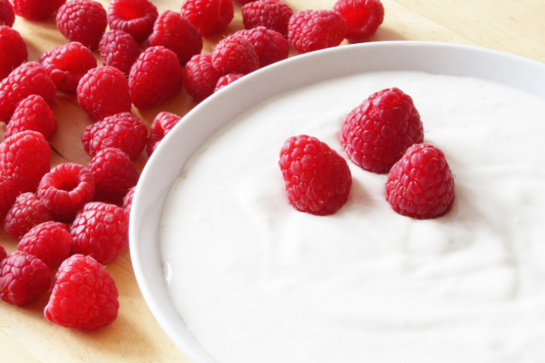 Yogurt: perché fa bene e come scegliere quello giusto (tra i tanti)