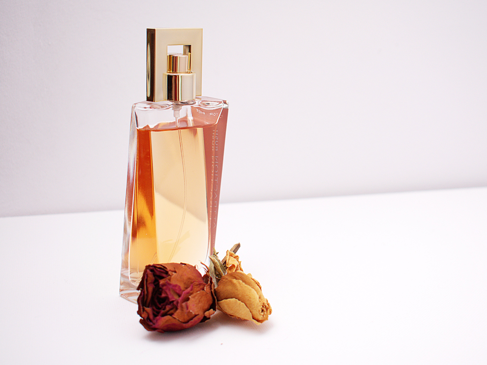 aroma-bottle-close-up-1190829