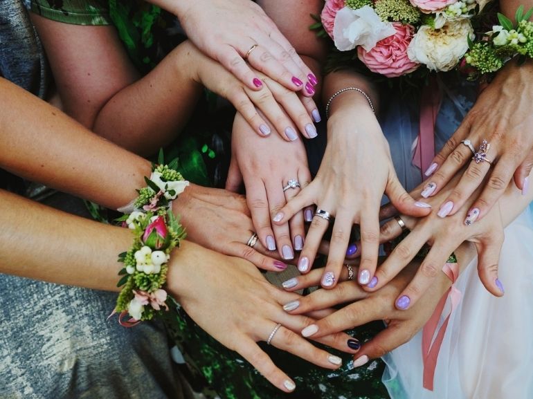 mobile unghie per matrimonio invitata