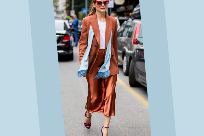 Blazer maschile + gonna satin (rigorosamente color “ruggine”): il look di Olivia Palermo è da 30 e lode