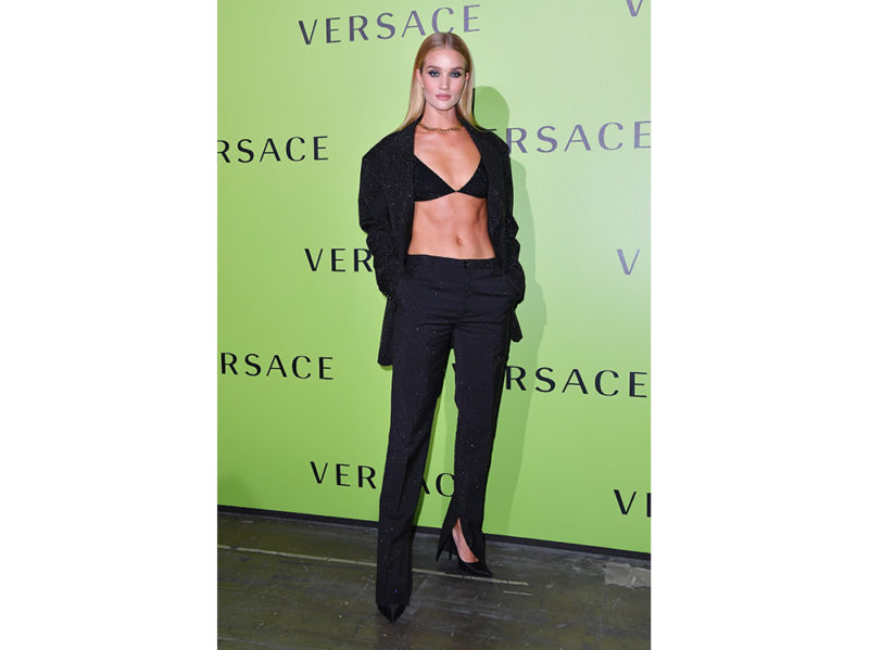 Rosie-Huntington-Whiteley-attends-the-Versace-