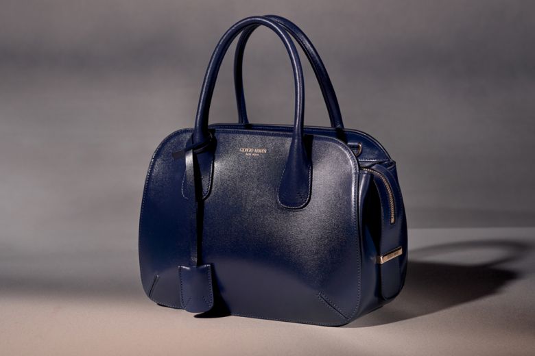 Torna la Prima, la “first bag” disegnata da Armani negli anni ’90