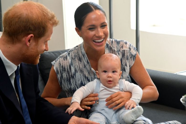 Ci sono nuove foto del figlio di Meghan e Harry: ecco com’è diventato baby Archie