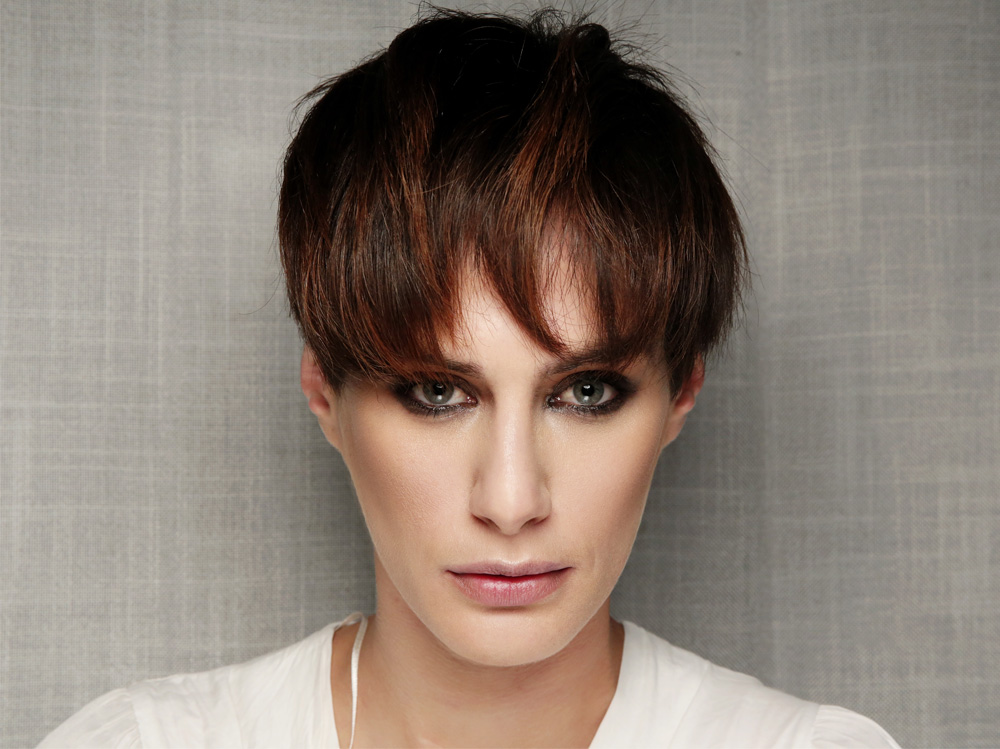 bowl-cut-charlize-theron-taglio-di-capelli-a-scodella-01