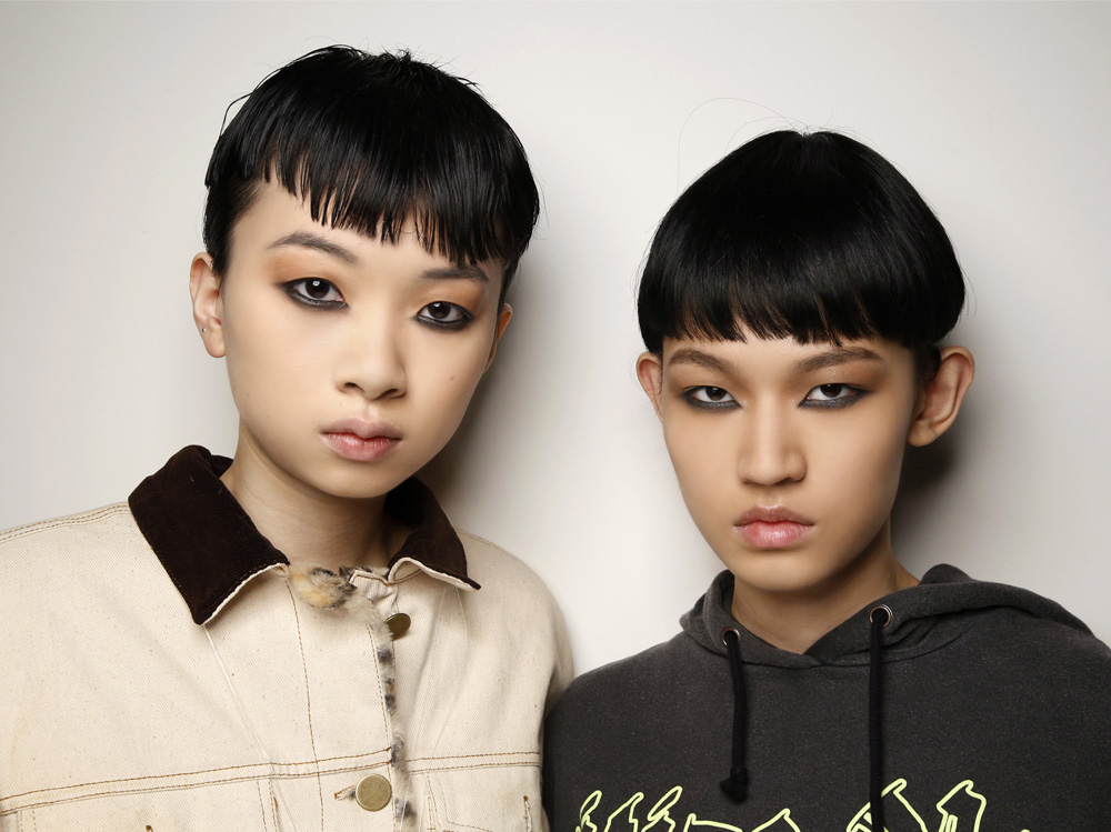 bowl-cut-charlize-theron-taglio-di-capelli-a-scodella-cover-evidenza-01