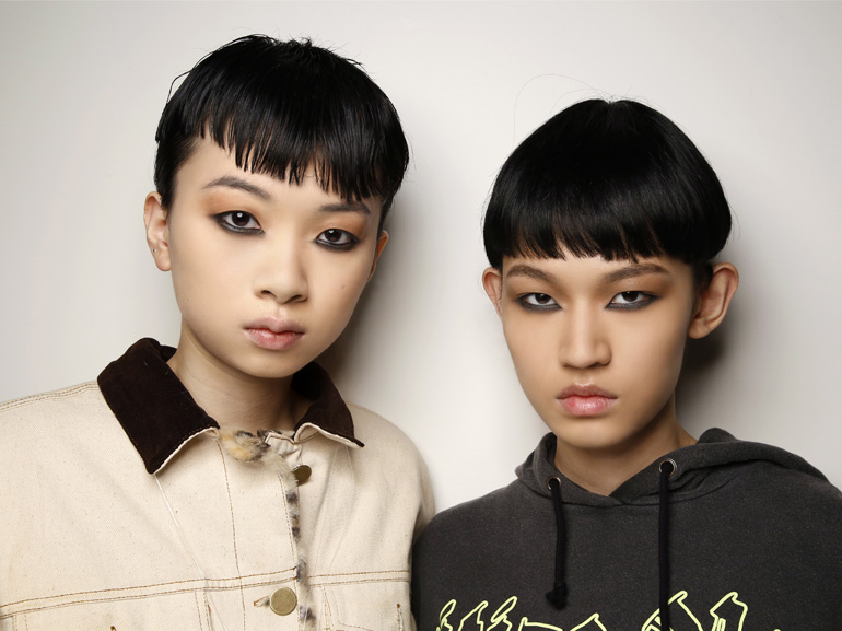 bowl-cut-charlize-theron-taglio-di-capelli-a-scodella-cover-mobile-01