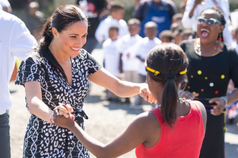 Meghan Markle inaugura il Royal Tour in Africa con un look “leopard-chic”