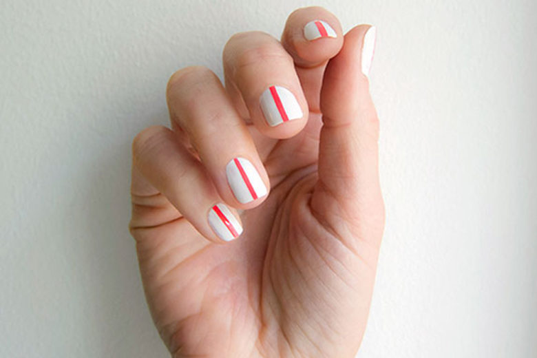 One line nail art: la manicure con una sola linea di colore è super cool