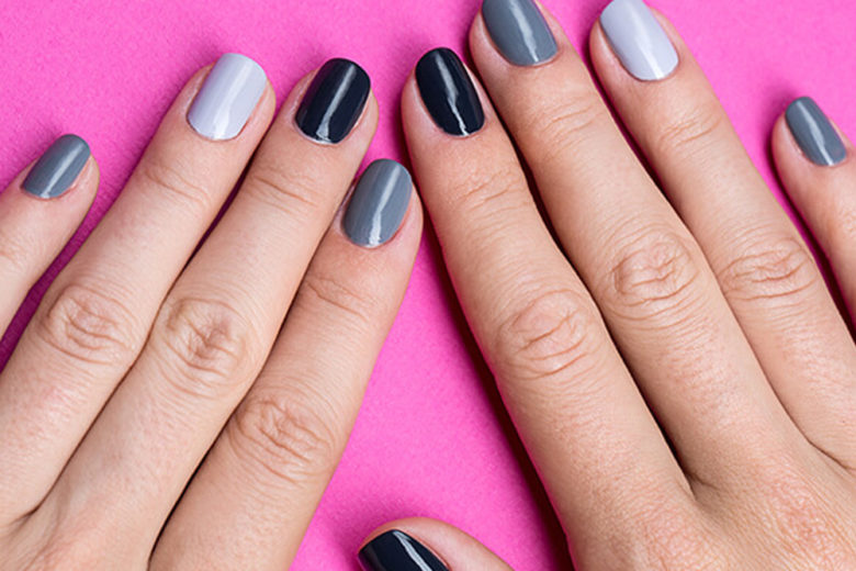 Paint chip manicure: la nail art con gradienti di colore per unghie cool