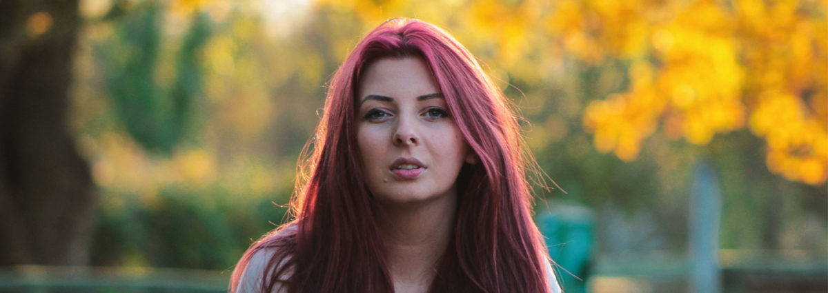 strawberry-brunette-tinta-capelli-castano-fragola-cover-desktop-01