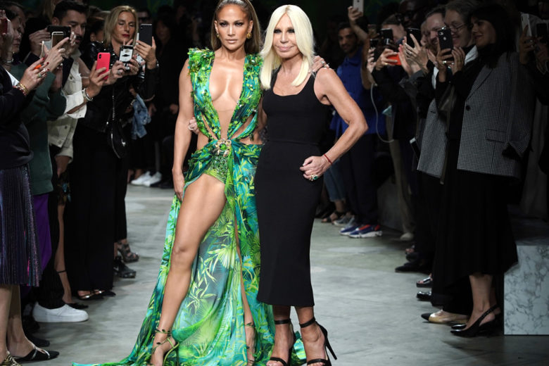 Jennifer Lopez sfila sulla passerella di Versace con il celebre Jungle Dress (ed è subito “OMG!”)