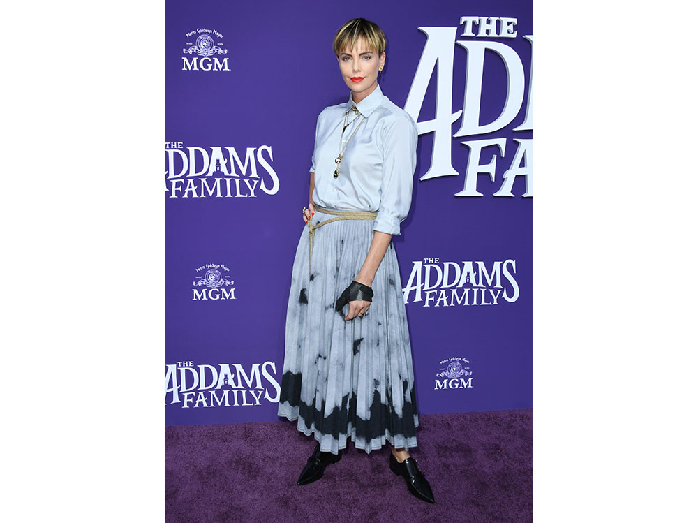 Charlize-Theron-in-Christian-Dior-alla-prima-di-The-Addams-Family