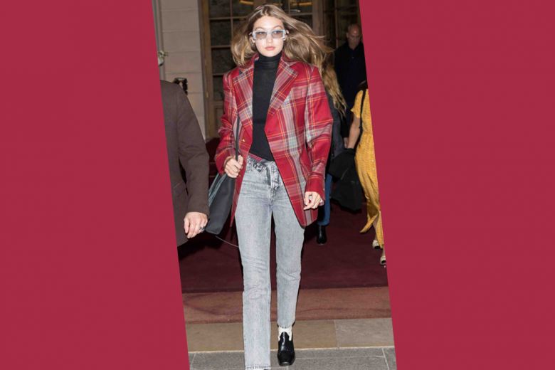 Come abbinare gli stivaletti texani? Con blazer check e jeans (come fa Gigi Hadid)