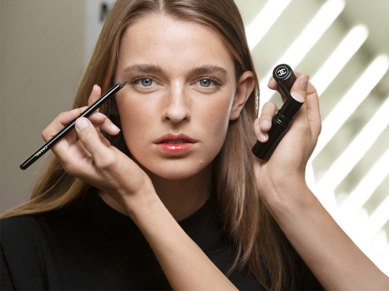 chanel-make-up-beauty-look-sfilata-primavera-estate-2020-05