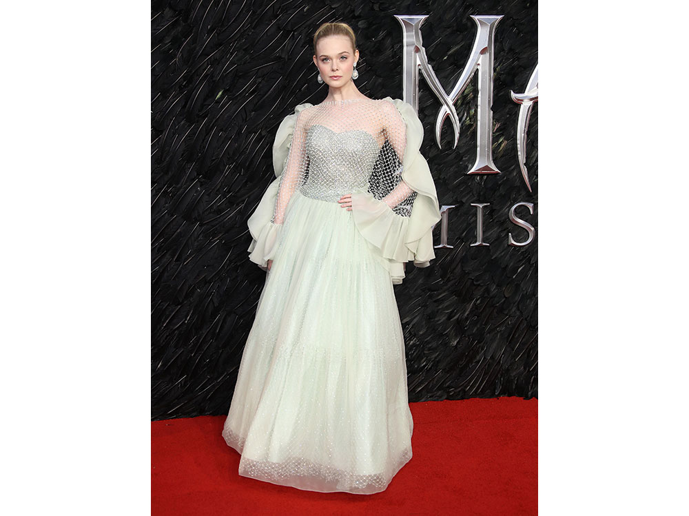 elle-fanning-alla-prima-londinese-di-Maleficent-Mistress-of-Evil-in-ARMANI-PRIVè-press-office