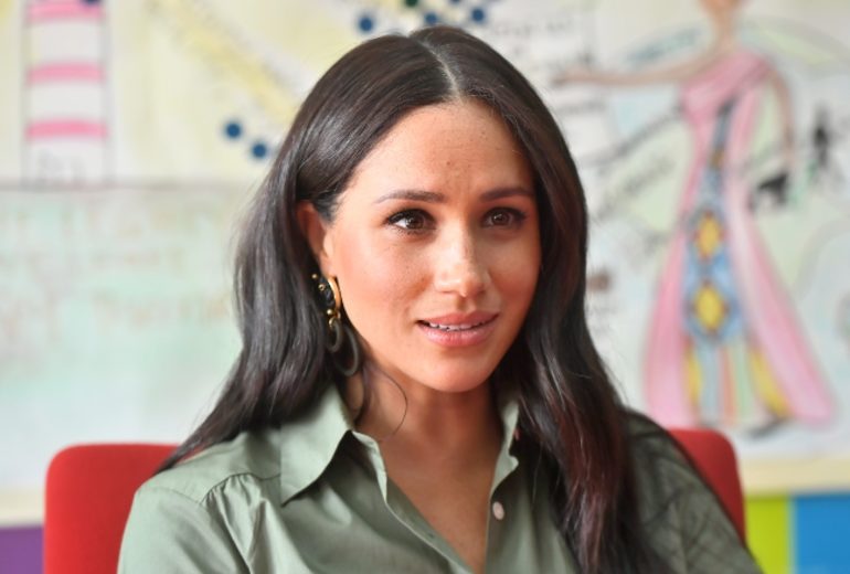 C’è un significato nascosto dietro i gioielli indossati da Meghan Markle in Africa