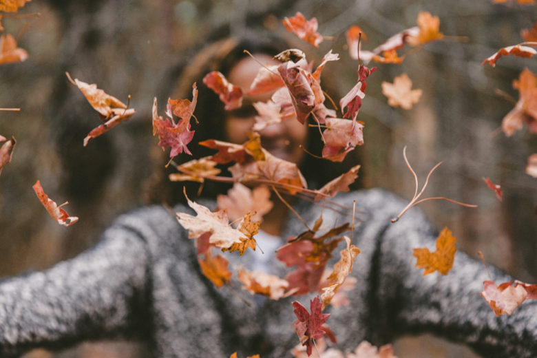 Profumo d’autunno: le fragranze femminili che evocano la stagione più romantica