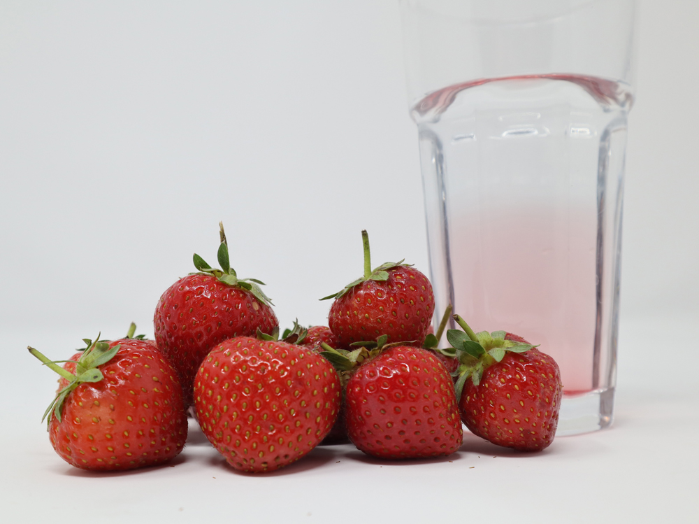 02-glass-water-strawberries