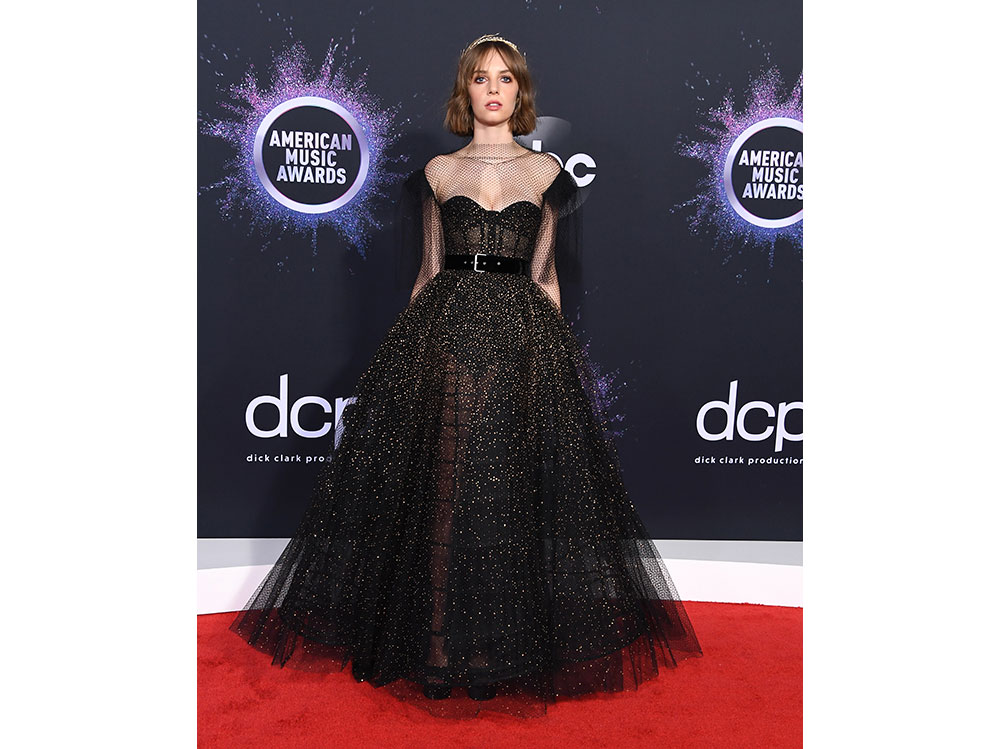 Maya-Hawke-in-Dior-Haute-Couture-agli-American-Music-Awards