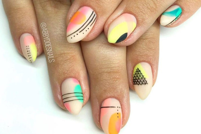 Abstract nail art: le unghie con disegni astratti super cool da copiare