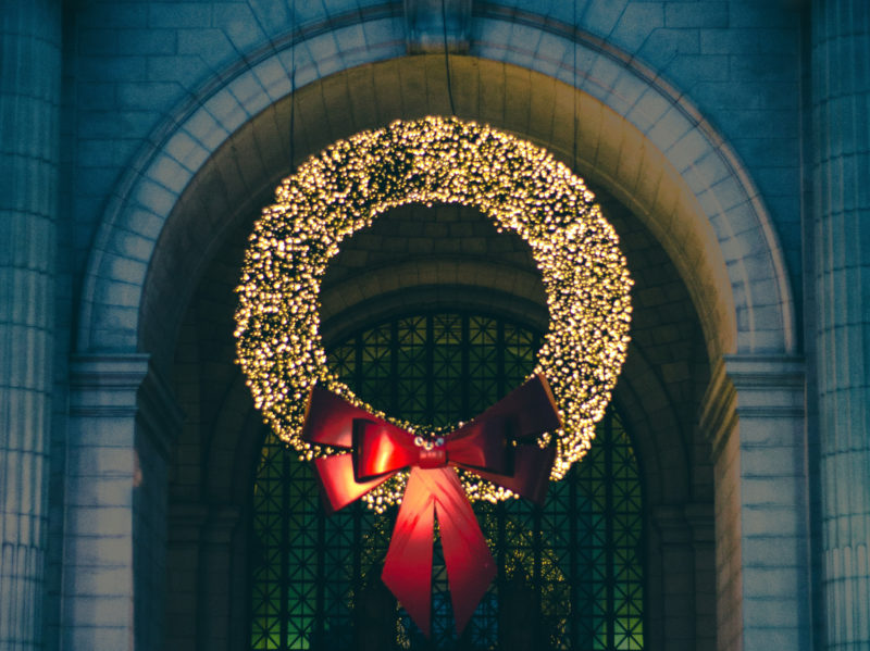 Ghirlanda Natalizia Illuminata 40 Cm - Con Pigne, Bacche E 30 LED, 8 Modalità, Per Porta E Casa