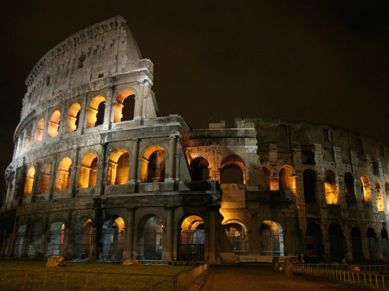 la luna sul colosseo