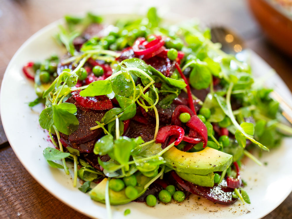 piselli insalata rucola avocado piatto