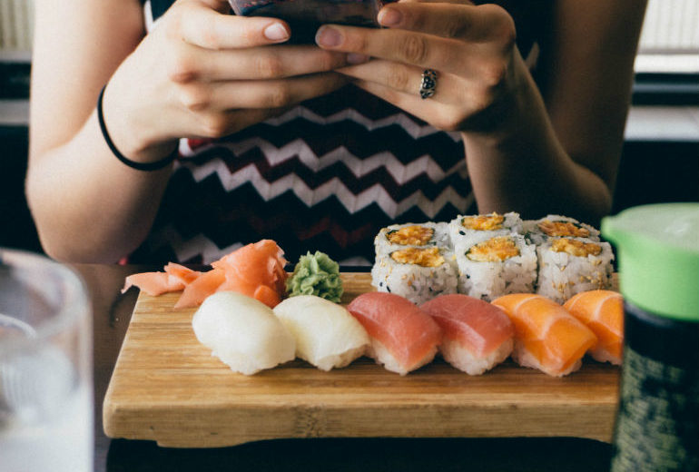 Mangiare con il cellulare sul tavolo fa ingrassare, lo dice la scienza