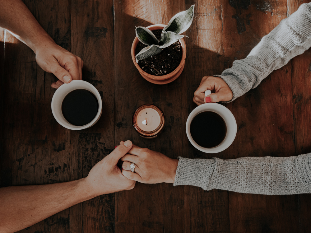 01-mani-tazze-tavolo