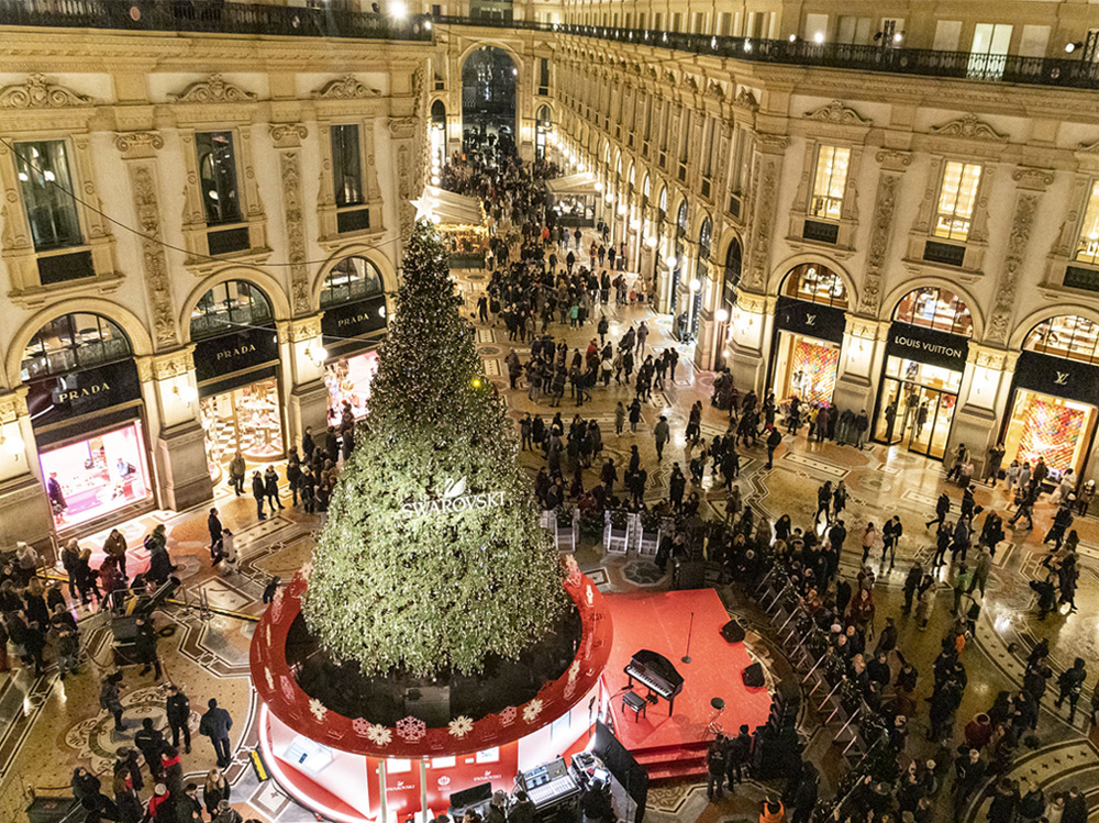 Albero Di Natale Swarovski Milano 2019.Swarovski L Abero Di Natale 2019 Del Brand Illumina Milano