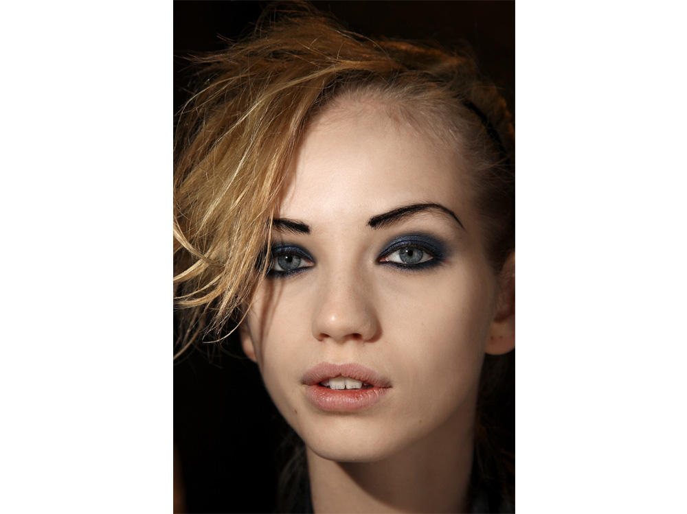 beauty-look-classic-blue-pantone-2020-trucco-blu-make-up-idee-da-copiare-2