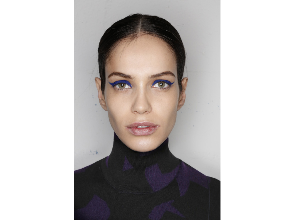 beauty-look-classic-blue-pantone-2020-trucco-blu-make-up-idee-da-copiare-4