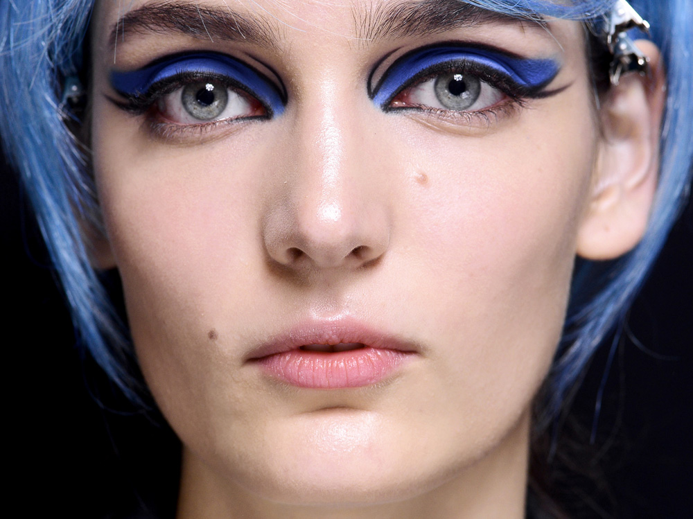 beauty-look-classic-blue-pantone-2020-trucco-blu-make-up-idee-da-copiare-5