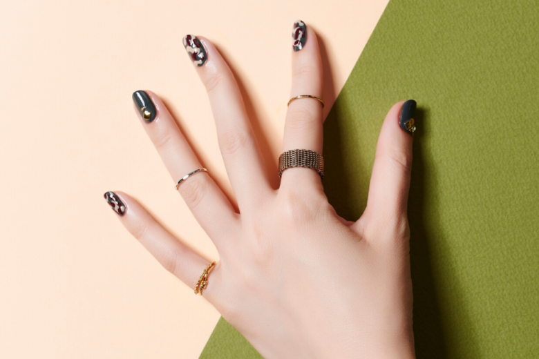 #logomania: il trend nail che spopolerà anche nel 2020