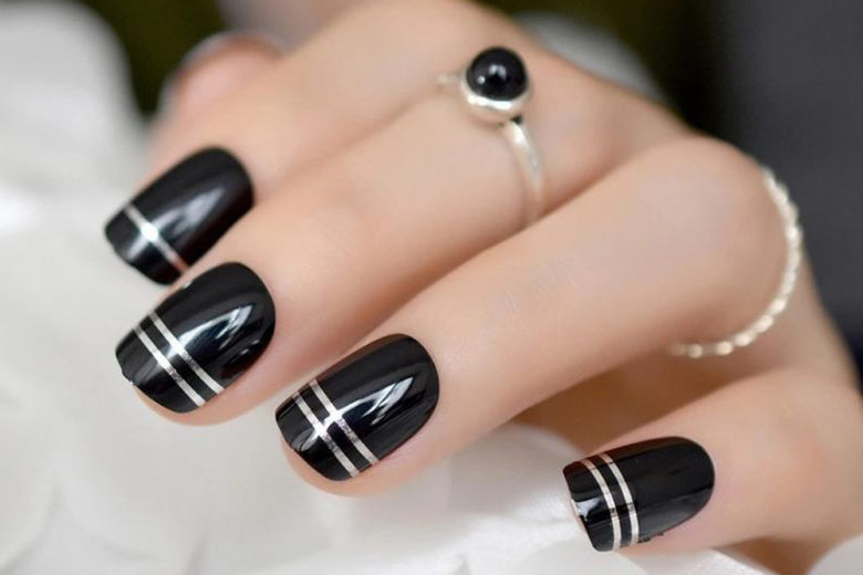 Metal look nails: le unghie metalliche fanno tendenza