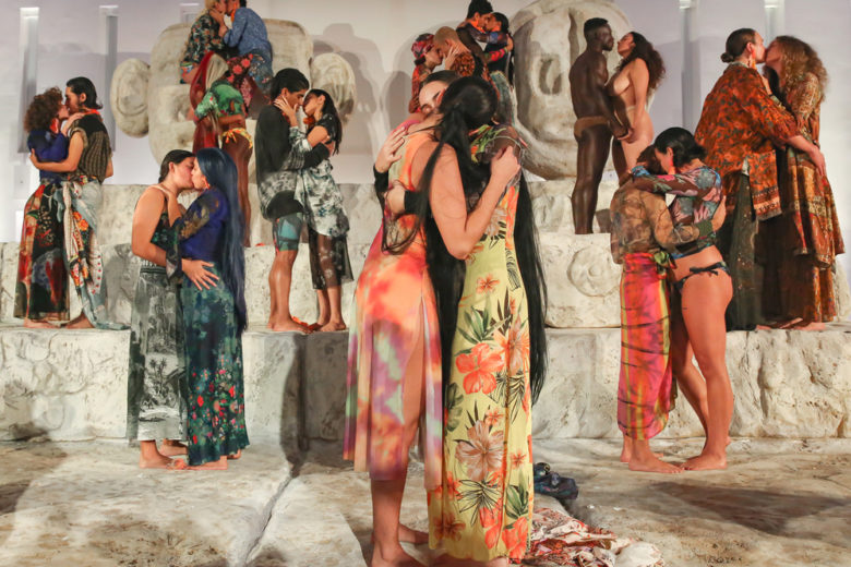 Desigual, il “Love Different” show mette a nudo il bacio e la sensualità