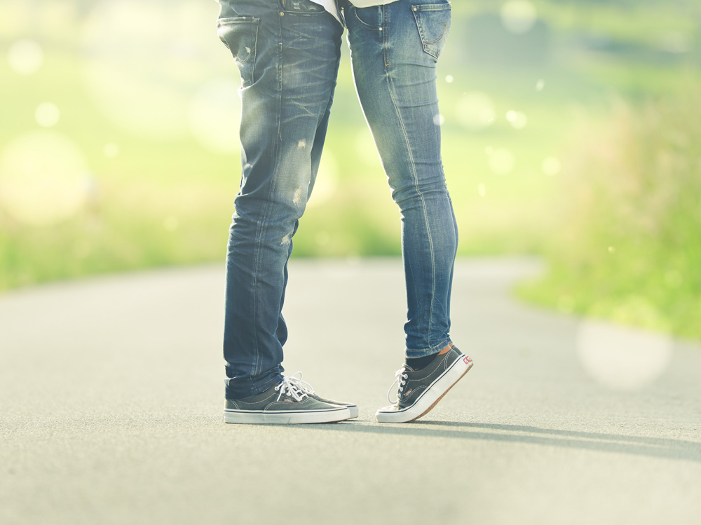 01-coppia-jeans-bacio