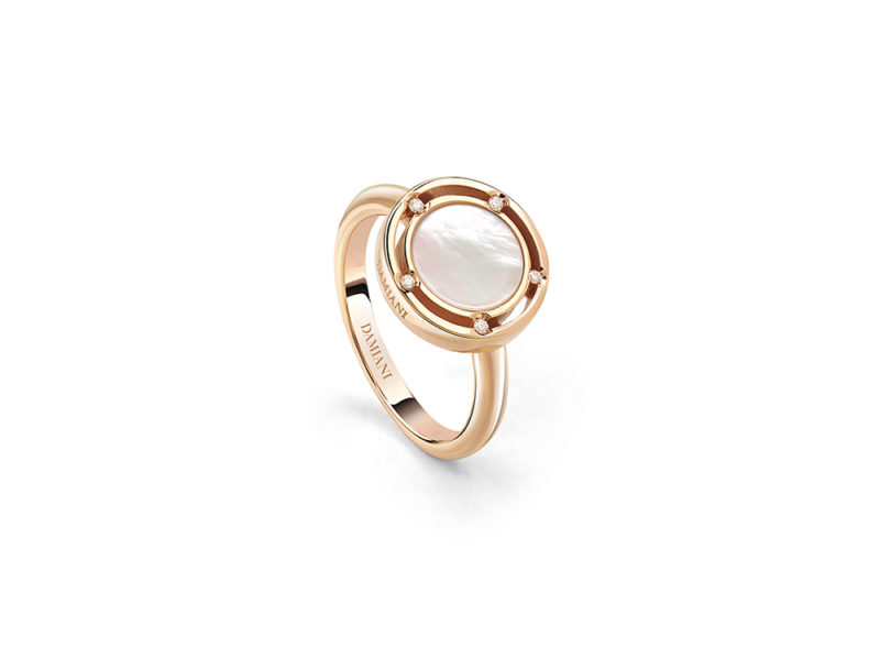 DAMIANI-anello-in-oro-rosa-con-madreperla-centrale-e-diamanti-bianchi