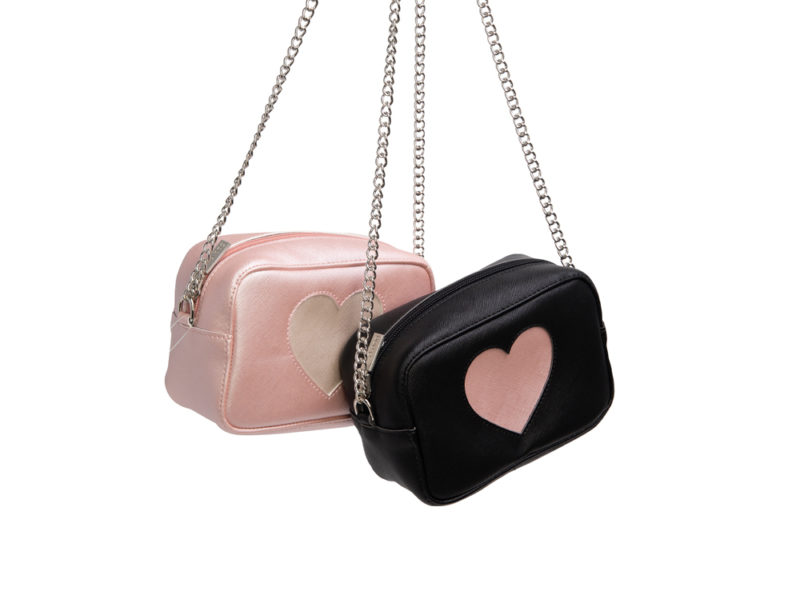 Pochette-in-ecopelle-saffiano-con-cuore-O-BAG