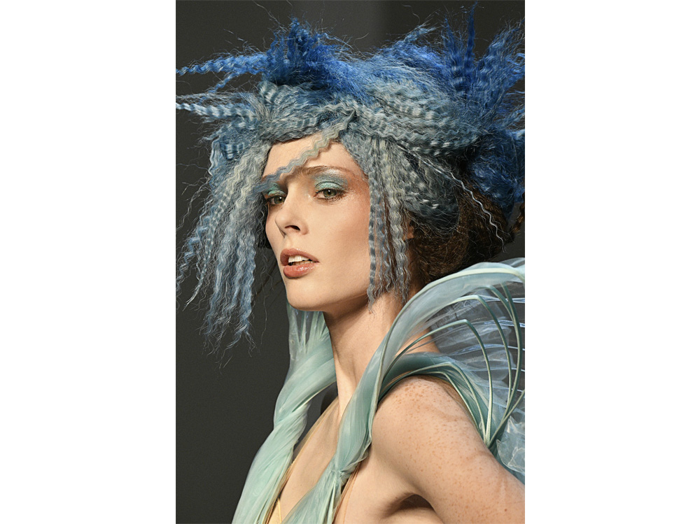classic-blue-hair-capelli-blu-pantone-2020-tendenze-colore-tinta-04